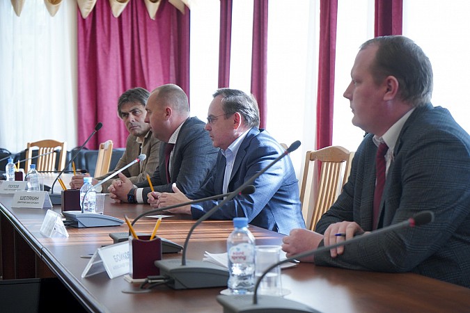 Станислав Воскресенский встретился с руководителями парламентских фракций областной Думы фото 3