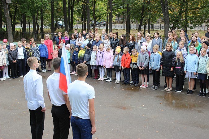 В школах Кинешмы начали еженедельно выносить флаг России фото 6