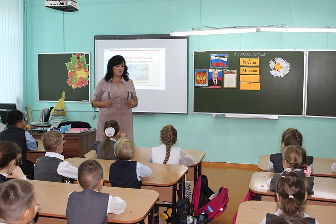 В школах Кинешмы начали еженедельно выносить флаг России фото 10