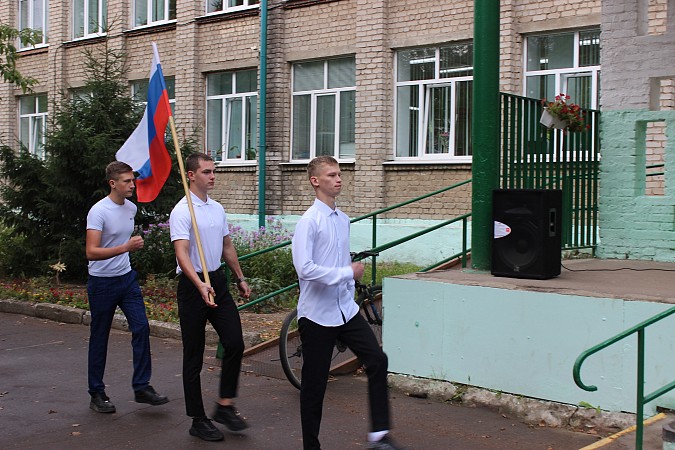 В школах Кинешмы начали еженедельно выносить флаг России фото 4