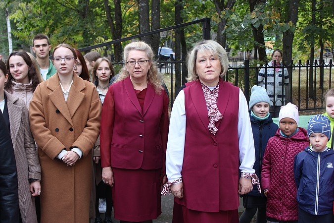 В школах Кинешмы начали еженедельно выносить флаг России фото 8