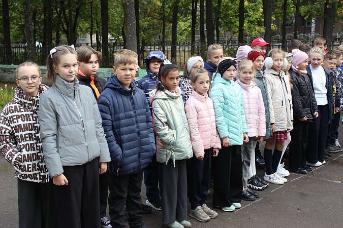 В школах Кинешмы начали еженедельно выносить флаг России фото 7