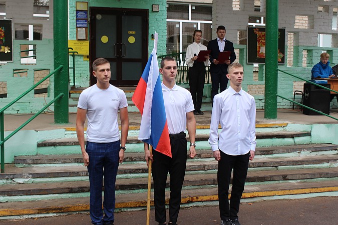 В школах Кинешмы начали еженедельно выносить флаг России фото 2