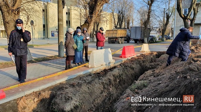 Кто и зачем разворотил дорогу и тротуар у театра и храма на ул.Советской? фото 2