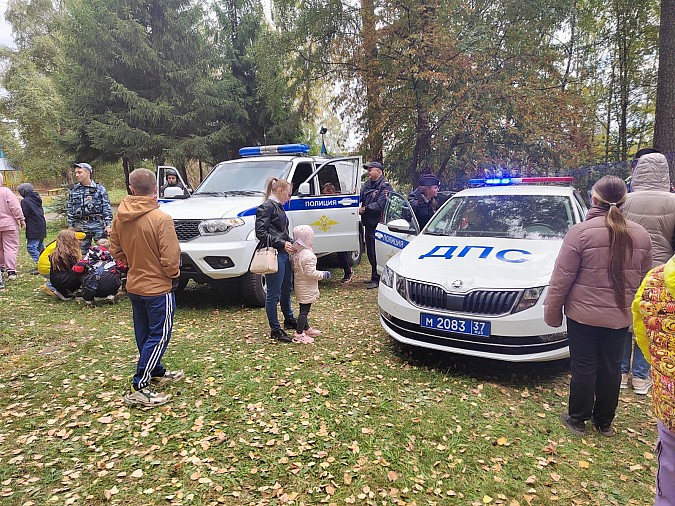В центральном парке Кинешмы школьников знакомили с разными профессиями фото 7
