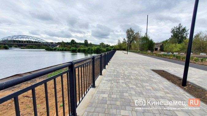 На стрелке у Никольского моста готова велодорожка, высажены зеленые насаждения фото 6