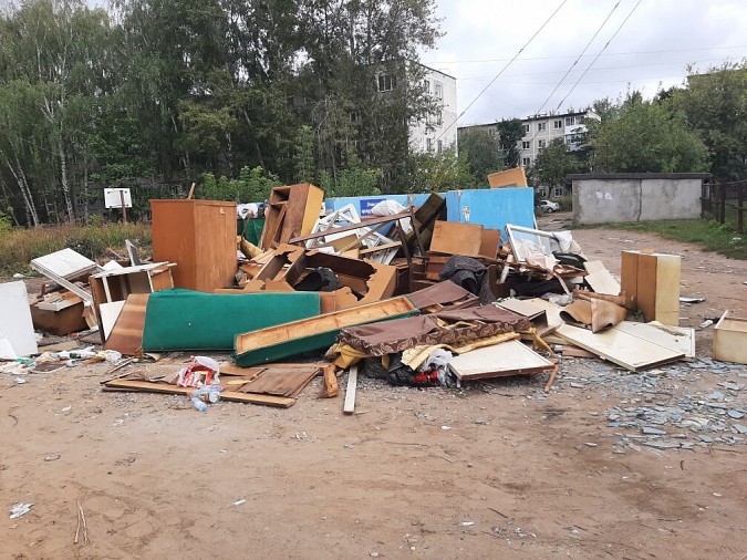 С контейнерной площадки на «Чкаловском» несколько дней не вывозят мусор фото 3