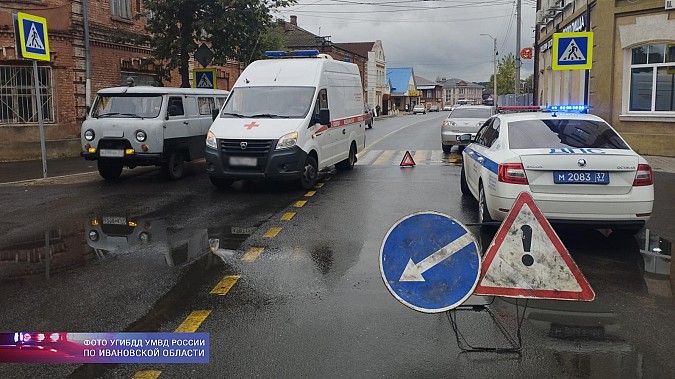 В центре Кинешмы женщина-пешеход попала под колеса иномарки фото 3