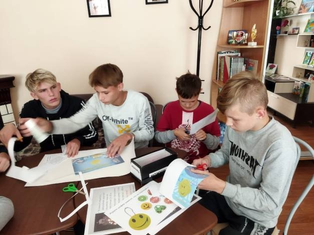 Воспитанники детского дома создавали коллажи «ЗАСВЕТИСЬ!!!» фото 5