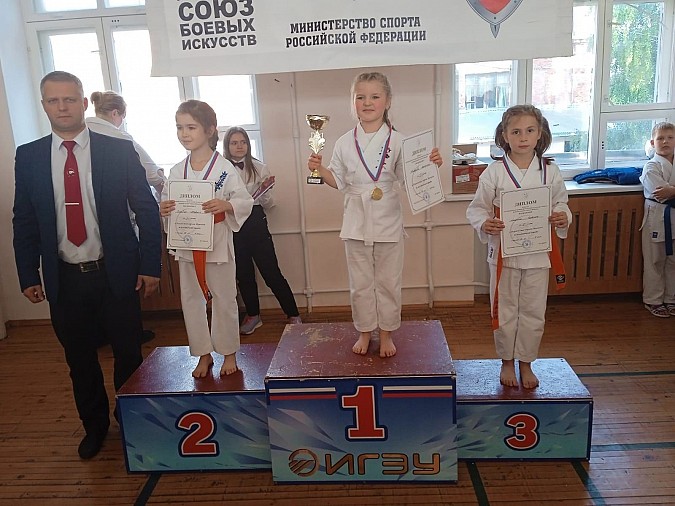 Рогозин Никита и Ляпина Карина стали призёрами первенства Иванова по киокушин карате фото 3