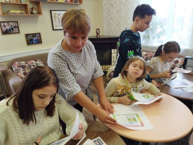 Воспитанники Кинешемского детского дома изготовили листовки о соблюдении ПДД фото 2