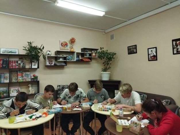 Воспитанники Кинешемского детского дома познакомились с новым жанром живописи фото 3