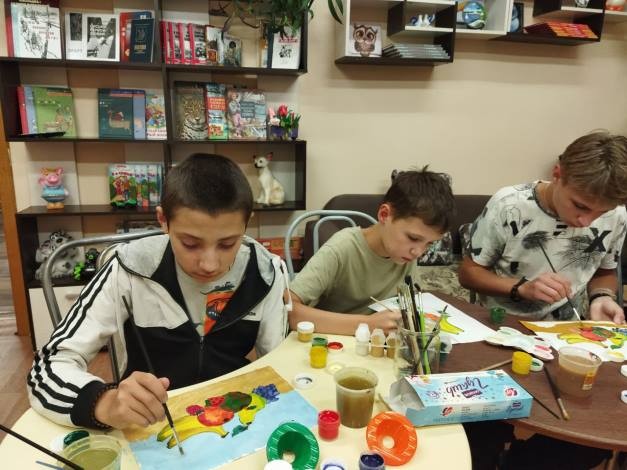 Воспитанники Кинешемского детского дома познакомились с новым жанром живописи фото 4