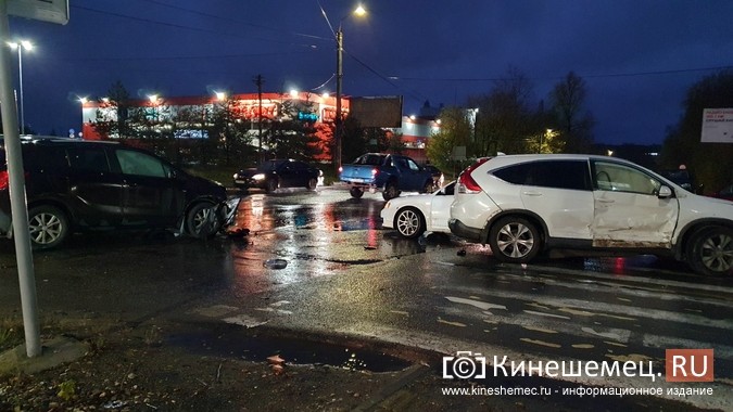 Авария с участием 4 авто у гипермаркета в Кинешме фото 7