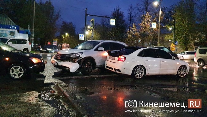 Авария с участием 4 авто у гипермаркета в Кинешме фото 2