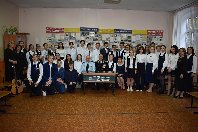В гимназии Кинешмы открыли парту в честь героя спецоперации на Украине, лётчика Артёма Норина фото 7