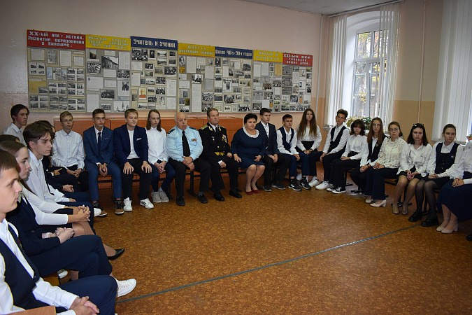 В гимназии Кинешмы открыли парту в честь героя спецоперации на Украине, лётчика Артёма Норина фото 3
