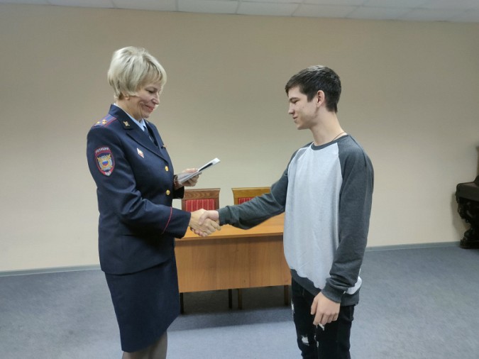 В Ивановской области состоялась церемония вручения паспортов РФ гражданам, прибывшим из Украины фото 6