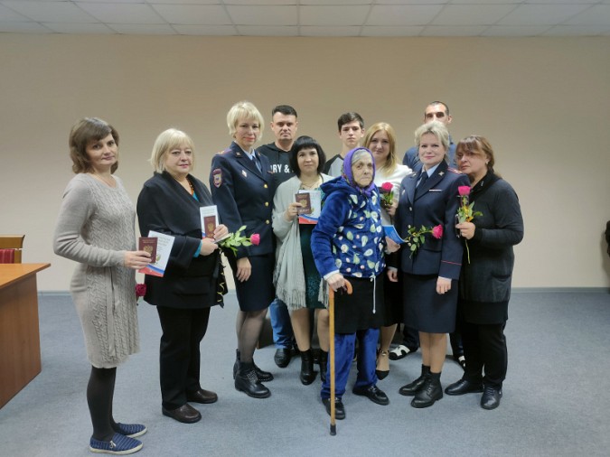 В Ивановской области состоялась церемония вручения паспортов РФ гражданам, прибывшим из Украины фото 9