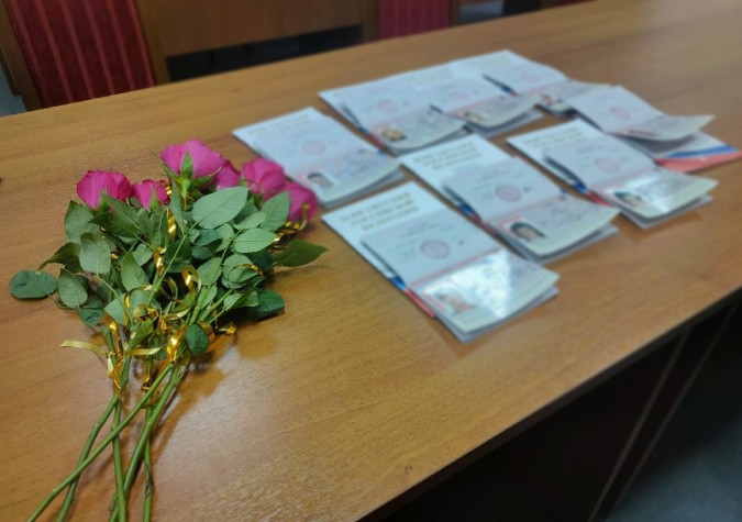 В Ивановской области состоялась церемония вручения паспортов РФ гражданам, прибывшим из Украины фото 11