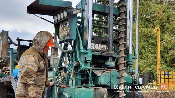 На центральном причале Кинешмы специалисты производят бурение для исследования грунта фото 5