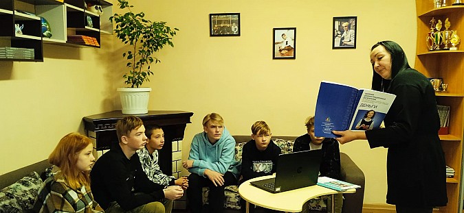 Воспитанникам Кинешемского детского дома рассказали историю появления денег фото 3