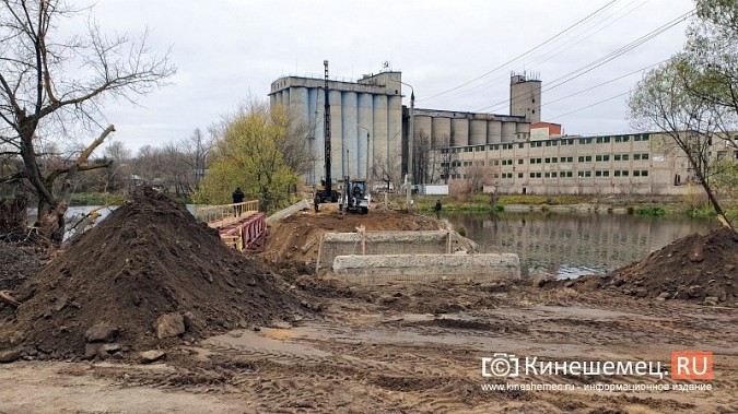 На мосту через Казоху подрядчик начал забивать сваи фото 4