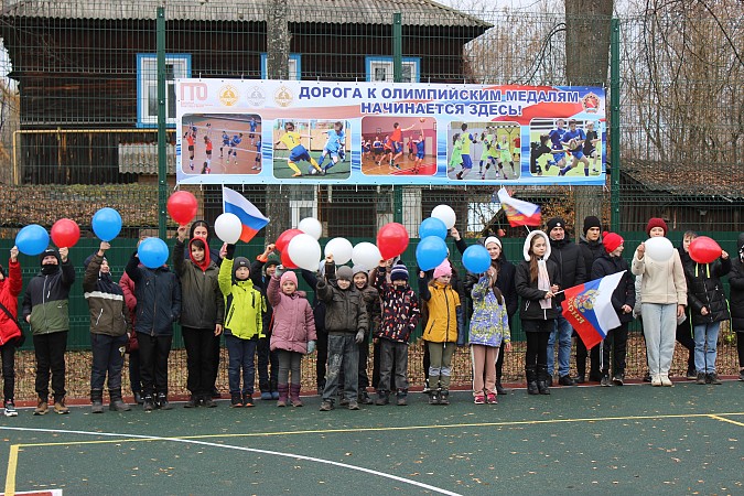 В Кинешме у школы №10 открыли новую многофункциональную спортивную площадку фото 9