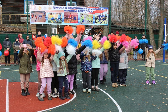 В Кинешме у школы №10 открыли новую многофункциональную спортивную площадку фото 8