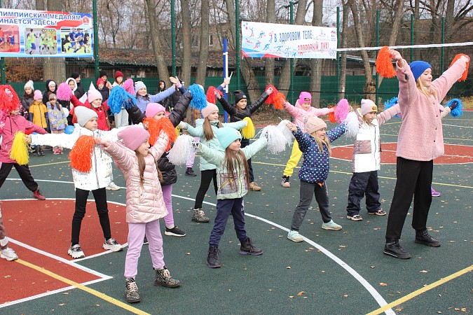 В Кинешме у школы №10 открыли новую многофункциональную спортивную площадку фото 7