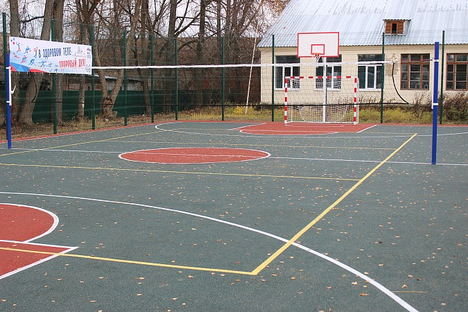 В Кинешме у школы №10 открыли новую многофункциональную спортивную площадку фото 3