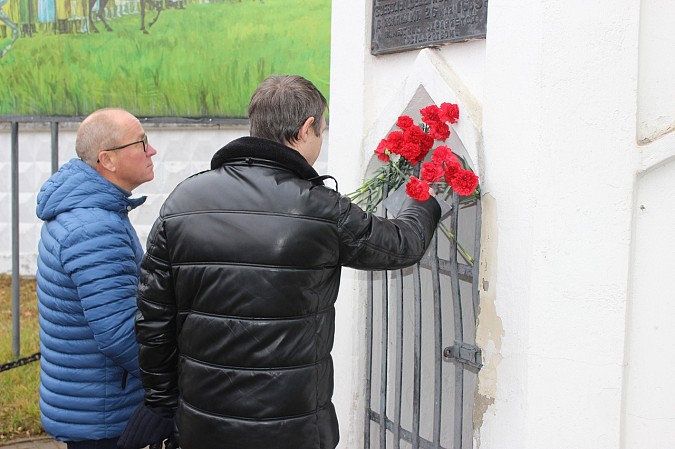 В День народного единства кинешемцы возложили цветы к памятным знакам фото 13