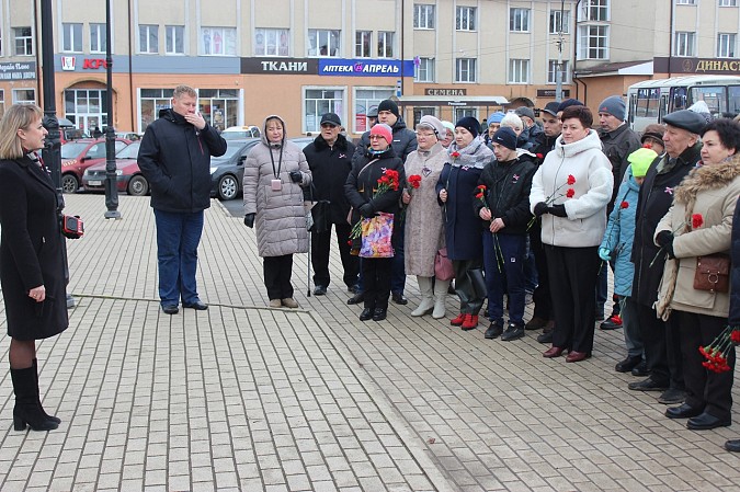 В День народного единства кинешемцы возложили цветы к памятным знакам фото 5