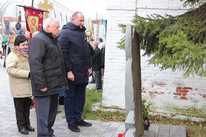 В День народного единства кинешемцы возложили цветы к памятным знакам фото 11