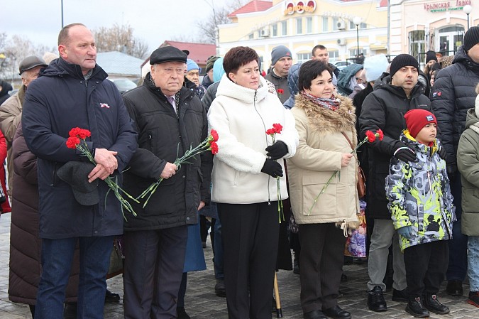 В День народного единства кинешемцы возложили цветы к памятным знакам фото 4