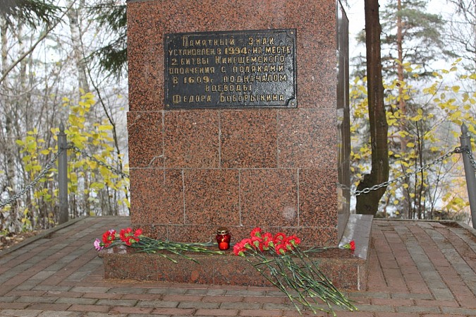 В День народного единства кинешемцы возложили цветы к памятным знакам фото 8