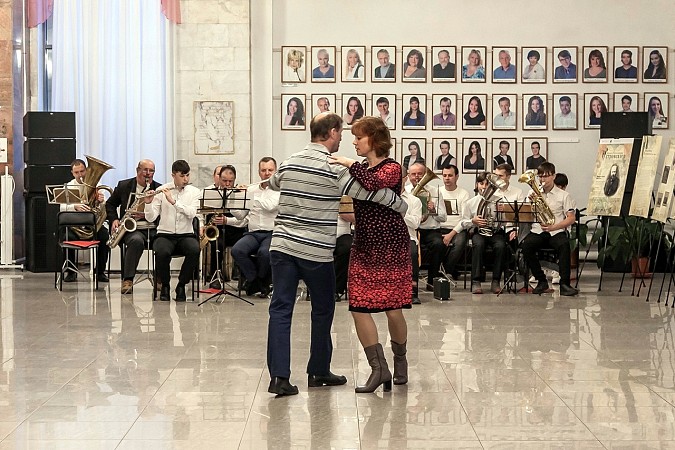 В Кинешме концерт в поддержку мобилизованных и участников СВО собрал более 400 тысяч рублей фото 21