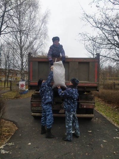 Сотрудники ИК №4 УФСИН помогли убрать территорию детский сад поселка Октябрьский фото 3