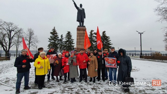 В Кинешме прошёл автопробег в честь 105-летия Октябрьской революции фото 10