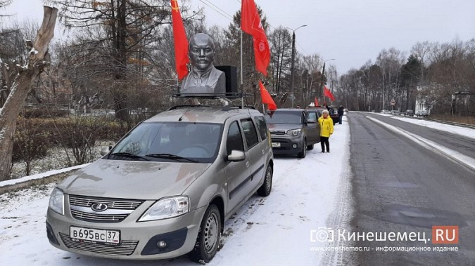 В Кинешме прошёл автопробег в честь 105-летия Октябрьской революции фото 2