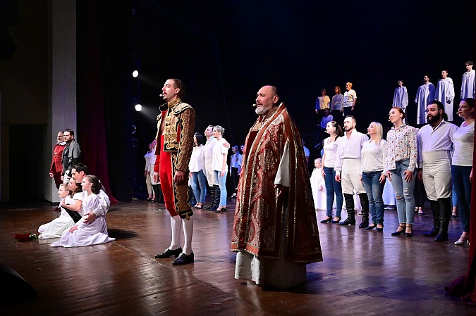 90 артистов, 2 тонны декораций и 120 костюмов: Донецкий театр показал в Кинешме «Юнону и Авось» фото 2