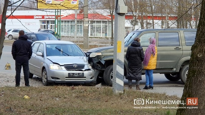 В жесткой аварии на светофоре на «Чкаловском» столкнулись УАЗ Патриот и Toyota Corolla фото 2