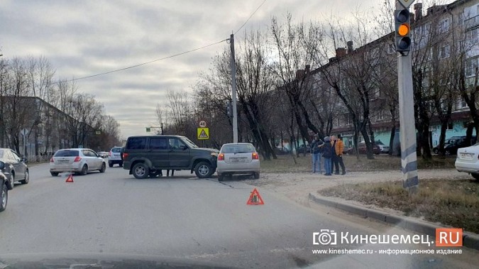 В жесткой аварии на светофоре на «Чкаловском» столкнулись УАЗ Патриот и Toyota Corolla фото 3