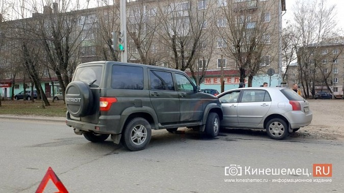 В жесткой аварии на светофоре на «Чкаловском» столкнулись УАЗ Патриот и Toyota Corolla фото 4