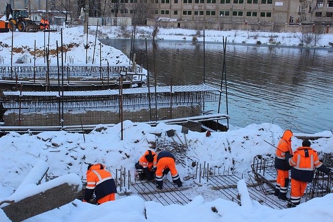 Работы по ремонту моста через Казоху идут в две смены фото 4