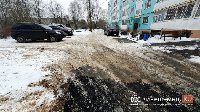 Лета не хватило: с первым снегом начали асфальтировать проезд к дому №11 на ул.Гагарина фото 6