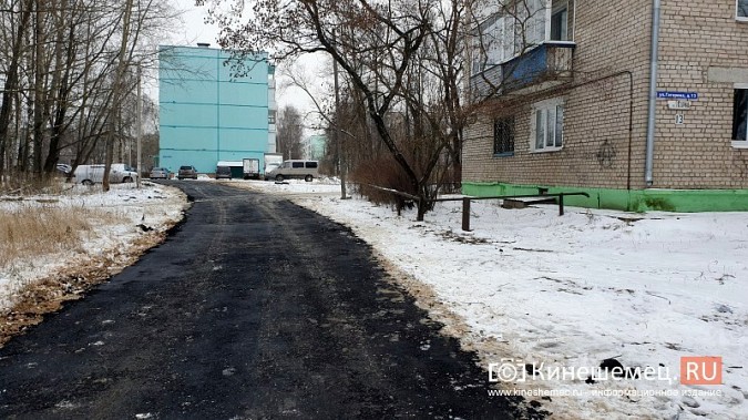 Лета не хватило: с первым снегом начали асфальтировать проезд к дому №11 на ул.Гагарина фото 3