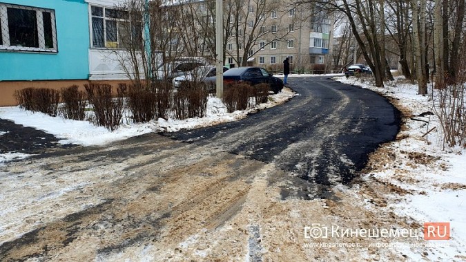 Лета не хватило: с первым снегом начали асфальтировать проезд к дому №11 на ул.Гагарина фото 8