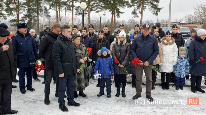 В Кинешме открыли мемориальную доску в честь героя-десантника, биатлониста Александра Долькина фото 13