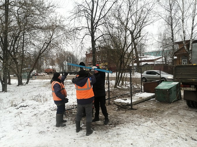 На улице Кривоногова УГХ благоустроило контейнерную площадку фото 2